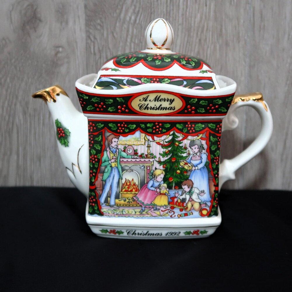 Early Holiday Decor Find Vintage 1992 Sadler "Christmas Morning" Teapot England